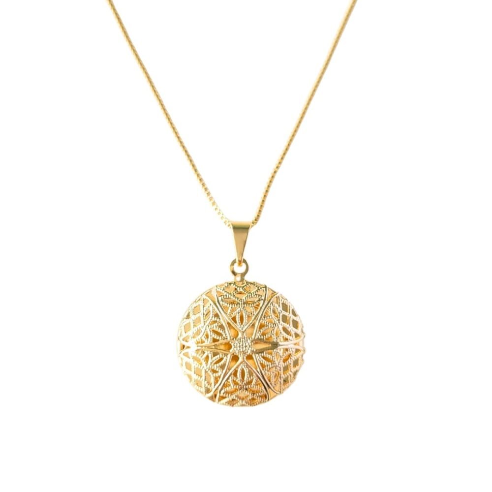 Colar relicário redondo rendado banho ouro 18k