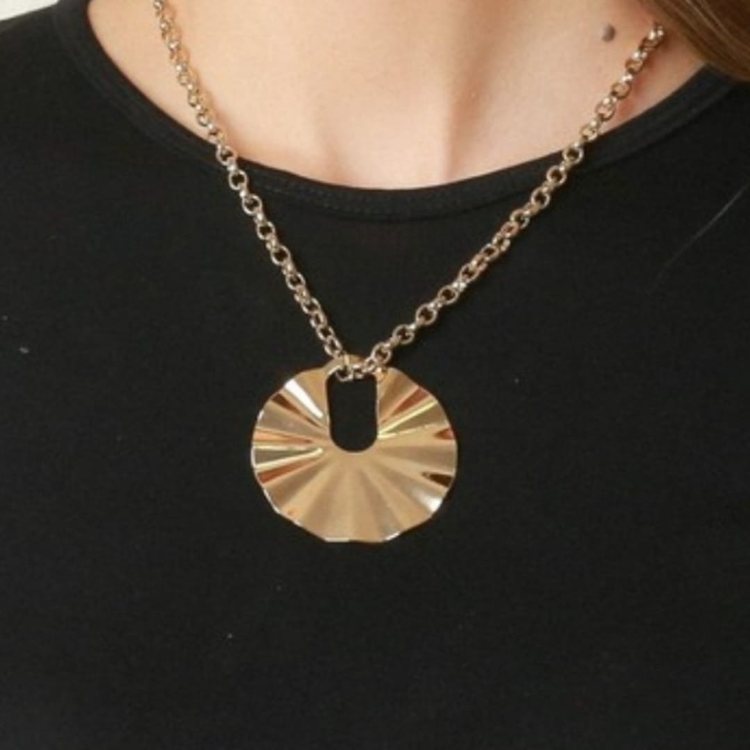 Colar círculo dourado ondulado banho ouro 18k - Imagem 2