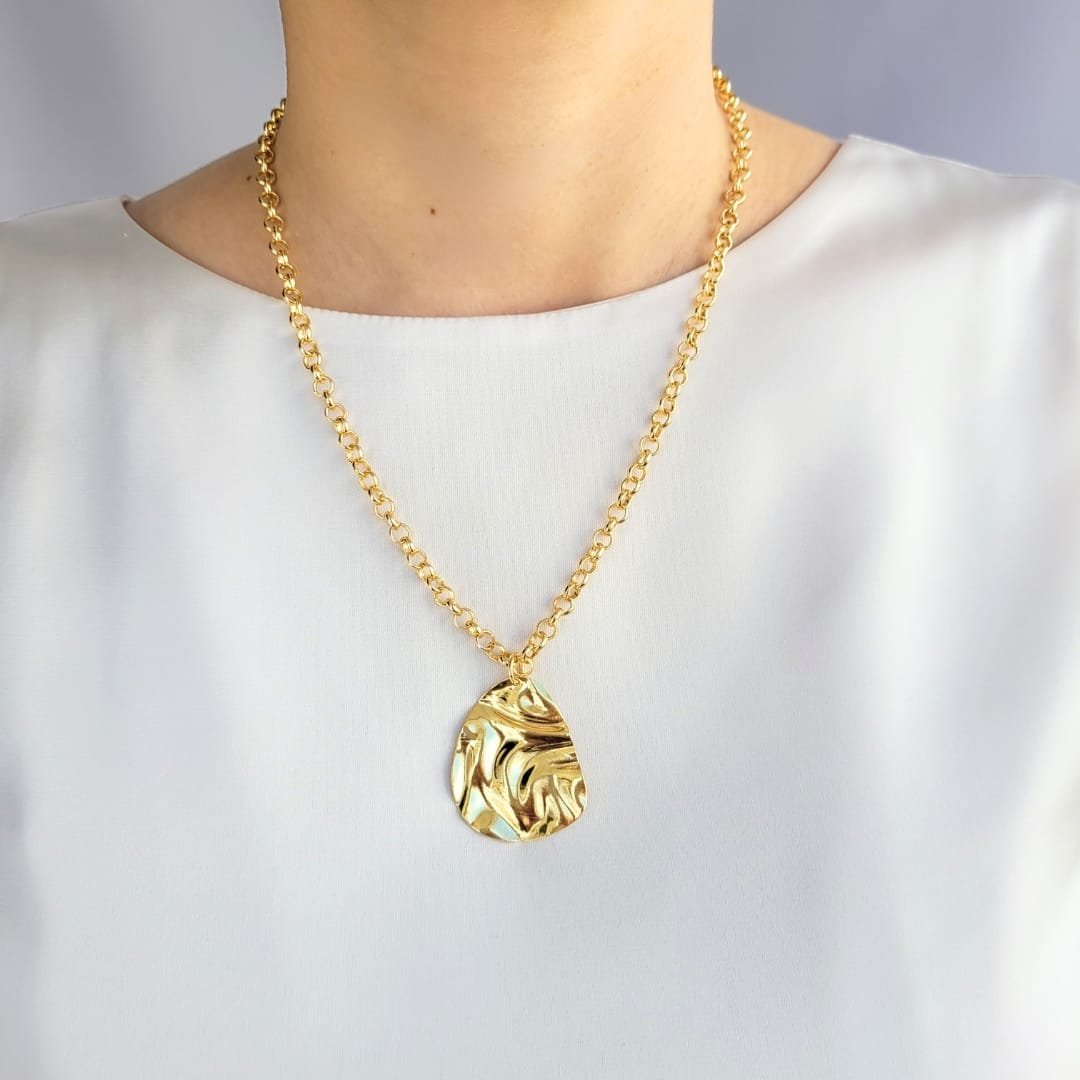 Colar pingente ovalado amassado banho ouro 18k - Imagem 2