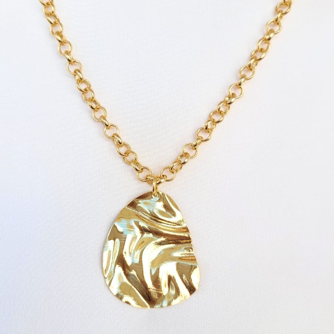 Colar pingente ovalado amassado banho ouro 18k - Imagem 3